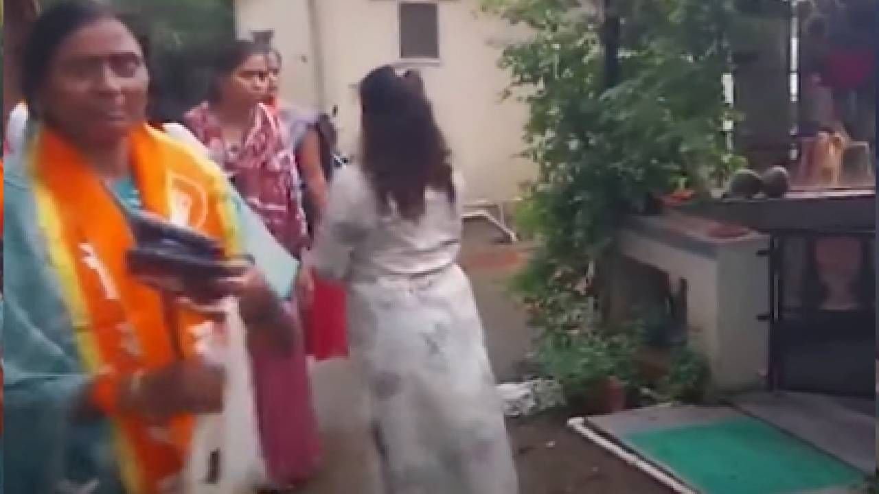 पिंपरी चिंचवड शहराध्यक्षा रुपाली अल्हाट यांच्या नेतृत्त्वाखाली हे आंदोलन करण्यात आलं. यावेळी वैष्णवीला न्याय मिळालाच पाहिजे, हगवणे कुटुंबीयांना फाशी झालीच पाहिजे, अशा घोषणा महिला आंदोलकांनी दिल्या. 