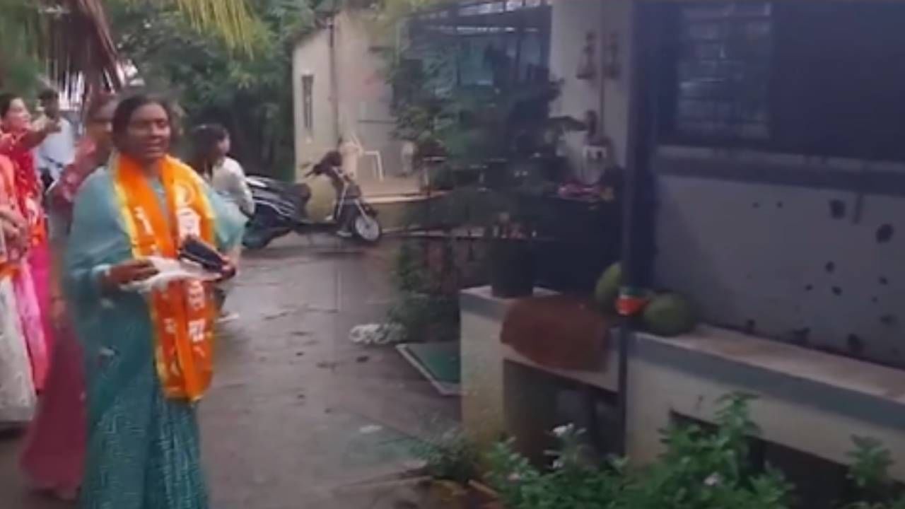 ठाकरेंच्या शिवसेनेच्या महिला आघाडीने राजेंद्र हगवणे याच्या घरावर शेणफेक केली आहे.