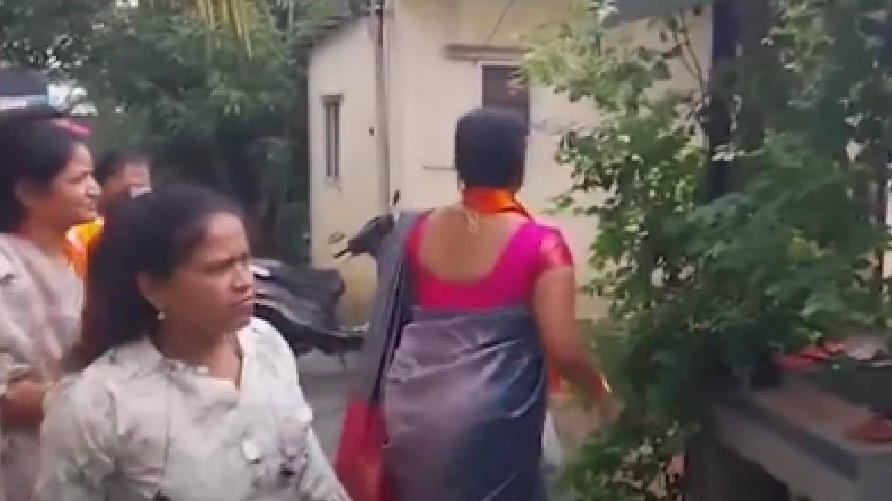 वैष्णवी हगवणे या विवाहितेच्या आत्महत्येनंतर हगवणे कुटुंब चांगलेच अडचणीत सापडले आहे.  वैष्णवीचा पती, दीर, नणंद, सासू-सासरे या सर्वांनाच बेड्या ठोकण्यात आल्यात. असे असतानाच आता हगवणे कुटुंबाच्या घरावर शेणफेक करण्यात आली आहे. 