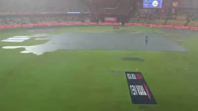 RCB vs KKR सामना पावसामुळे रद्द, केकेआरचा पत्ता कट, बंगळुरुची प्लेऑफची प्रतिक्षा अजूनही कायम