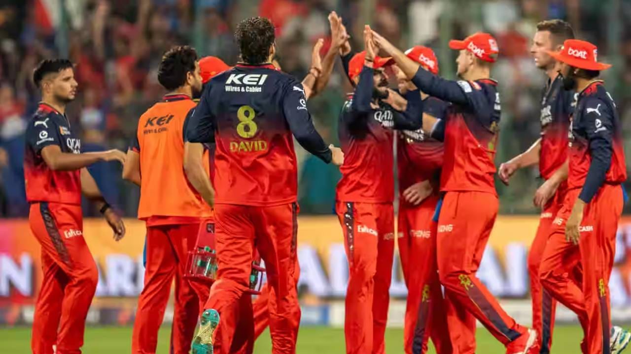 त्यामुळे अफगाणिस्तानचा वेगवान गोलंदाज नवीन उल हकचा आरसीबी संघात समावेश झाल्याचं वृत्त सोशल मीडियावर व्हायरल झालं आहे. जोश हेझलवूडच्या जागी नवीन-उल-हकला आरसीबीने निवडल्याचे फोटोही समोर आले आहेत. (Photo: IPL/BCCI)