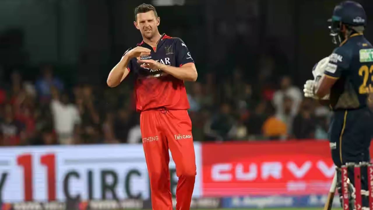 खांद्याच्या दुखापतीमुळे वेगवान गोलंदाजी जोश हेझलवूड उर्वरित सामन्यात खेळणार नसल्याची माहिती आहे. त्यामुळे त्याच्या जागी दुसऱ्या खेळाडूची निवड करण्यासाठी आरसीबी फ्रेंचायझीकडून शोधाशोध सुरु झाल्याची चर्चा आहे. (Photo: IPL/BCCI)