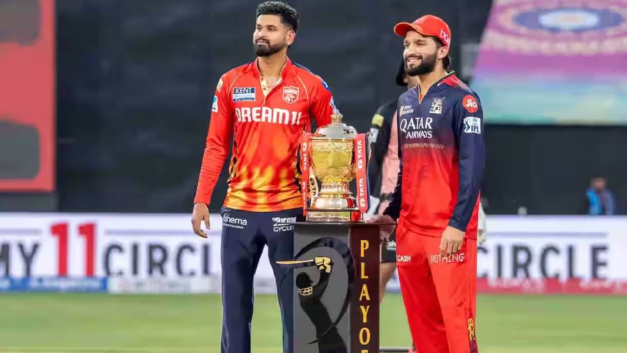 आयपीएल 2025 स्पर्धेच्या क्वॉलिफायर 1 सामन्यात आरसीबीने पंजाब किंग्सचा 8 विकेटने धुव्वा उडवला. या विजयासह अंतिम फेरीत स्थान मिळवलं आहे. नऊ वर्षानंतर आरसीबीने अंतिम फेरी गाठली आहे. या यशात जोश हेझलवूडचं मोठा हात आहे. त्याने दुखापतीनंतर कमबॅक केलं तसेच आरसीबीला यश मिळवून दिलं. (Photo- BCCI/IPL) 