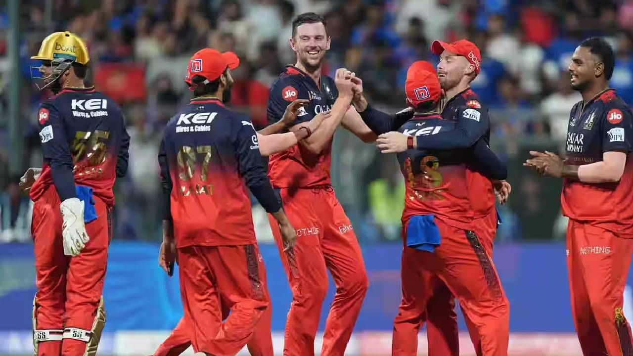 जोश हेझलवूडच्या जागी रॉयल चॅलेंजर्स बंगळुरूचा फ्रँचायझी नवीन उल हक याची निवड होण्याची शक्यता कमी आहे. जर हेझलवूड आता उपलब्ध नसेल, तर आरसीबी फ्रँचायझी त्याच्या जागी न्यूझीलंडच्या वेगवान गोलंदाजांकडे वळण्याची शक्यता आहे. (Photo: IPL/BCCI)