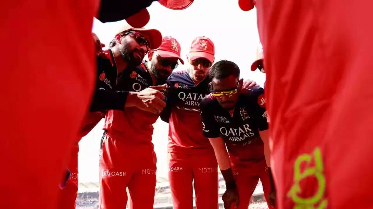 हे चार प्रमुख खेळाडू आरसीबी संघाबाहेर गेल्यास संघात दक्षिण आफ्रिकेचा लुंगी एनगिडी, ऑस्ट्रेलियाचा जोश हेझलवूड, टिम डेव्हिड आणि श्रीलंकेचा नुवान तुषारा हे विदेशी खेळाडू शिल्लक राहतील. आरसीबीला अंतिम सामन्यांसाठी चार बदली खेळाडू यांची निवड करावी लागेल. (सर्व फोटो- टीव्ही 9 नेटवर्क)