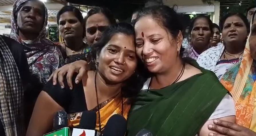 दरम्यान, या घटनेनंतर महाराष्ट्रभरातून संताप व्यक्त केला जातोय. सासरच्या दोषींवर गुन्हा करावा, अशी मागणी गायत्री यांच्या कुटुंबियांनी केली आहे.