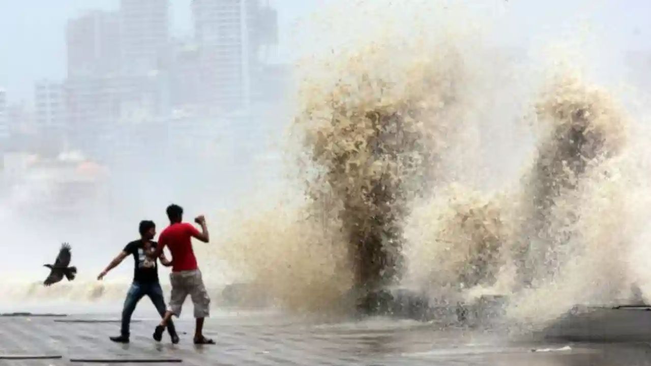 मुंबईत समुद्राला उधाण; चार ते पाच मीटर उंच लाटा, पुण्यात वेळेआधीच मान्सून दाखल