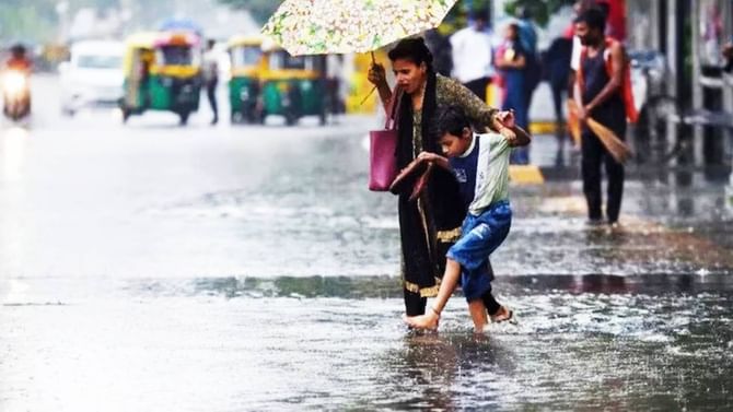 वादळ वारं सुटलं गो! वाऱ्यानं तुफान उठलो गो! पावसाने अंग चिंब भिजणार वादळ वारं सुटलं गो! वाऱ्यानं तुफान उठलो गो! पावसाने अंग चिंब भिजणार