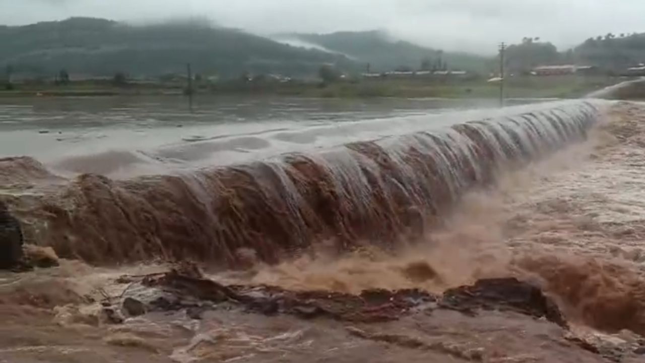 पुण्याच्या भीमाशंकर परिसरात रात्रभर पावसाची संततधार सुरू आहे. खेड तालुक्यातील पाभे गावाचा संपर्क तुटला आहे. या भागात रात्रभर झालेल्या पावसानंतर पूल पाण्याखाली गेला आहे. त्यामुळे वाहतूक ठप्प झाली आहे. 