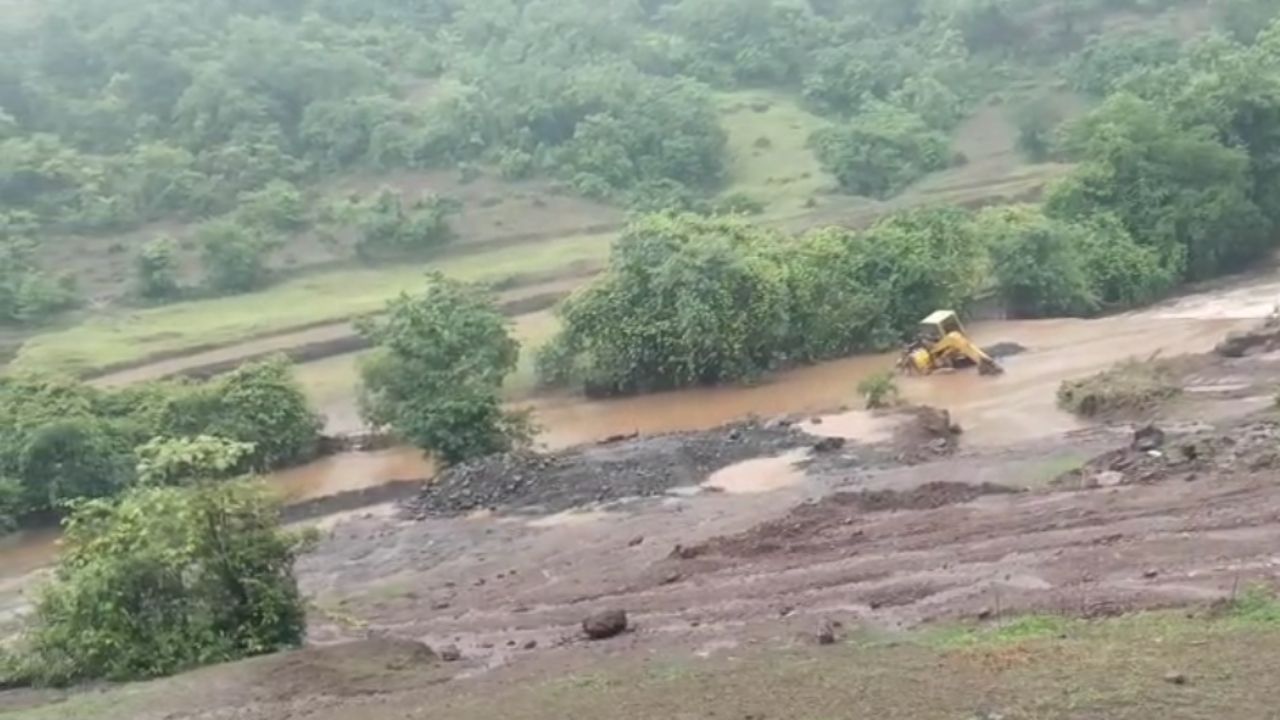 बारामतीमधील काटेवाडी परिसरात अवकाळी पावसामुळे शेतकऱ्यांच्या पिकांचे मोठे नुकसान झाले आहे. पिंपळी -लिमटेक भागातील कॅनॉलला भगदाड पडल्याने पुरसदृश परिस्थिती निर्माण झाली आहे. शेतकऱ्यांच्या शेतीमधील माती देखील या पावसामध्ये वाहून गेली आहे. 