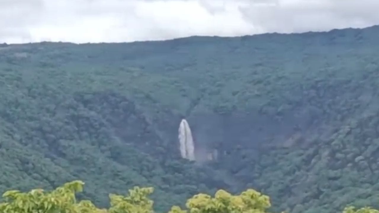 सातारा जिल्ह्यात कोयना धरणाच्या पाणलोट क्षेत्रात जोरदार पाऊस झाला आहे. या पावसामुळे या भागातील पर्यटनाचे आकर्षण असलेला ओझर्डे धबधबा वाहू लागला आहे. आजपर्यंतच्या इतिहासात मे महिन्यात पहिल्यांदाच हा धबधबा प्रवाहित झाला आहे.