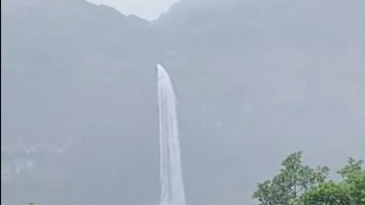 साताऱ्यातील कोयनानगरपासून 8 किलोमीटर अंतरावर नवजा गावजवळ ओझर्डे धबधबा आहे. हा धबधबा पर्यटकांना आकर्षित करत असतो. कोयना परिसरात पडत असलेल्या पावसामुळे पर्यटक मे महिन्यातच या धबधब्याकडे येत आहे. रविवारीच्या सुट्टीमुळे या भागात पर्यटकांची गर्दी झाली.