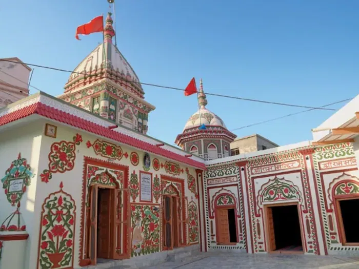 राम मंदिर अयोध्येच्या राम मंदिराबद्दल संपूर्ण जगाला माहिती आहे. पण पाकिस्तानची राजधानी इस्लामाबादजवळील सय्यदपूरमध्ये देखील एक राम मंदिर आहे. हे मंदिर राजा मानसिंग यांनी 1580 मध्ये बांधले होते, जे खूप लोकप्रिय आहे.