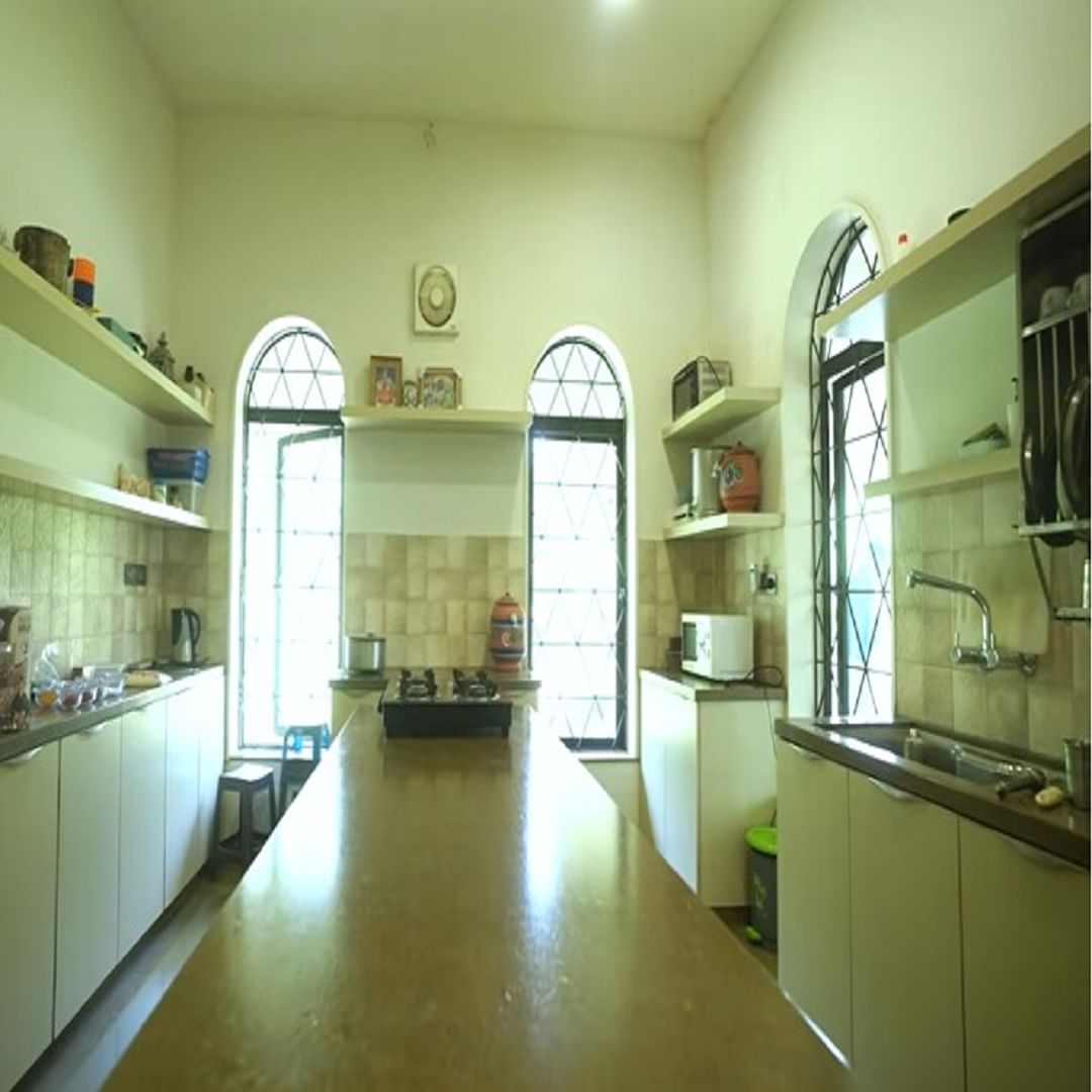 स्वयंपाकघर रवीना टंडनच्या फार्महाऊसचे हे एक मोठे आणि अगदी साध्यापद्धतीने बनवण्यात आलेलं स्वयंपाकघर आहे. येथे जुन्या पद्धतीचे टेबल आणि वस्तू ठेवण्यासाठी कपाटही त्याच पद्धतीने तयार केलेले दिसत आहेत. स्वयंपाकघरात मातीच्या भांड्यांचा वापर करण्यात आल्याचं दिसत आहे.  