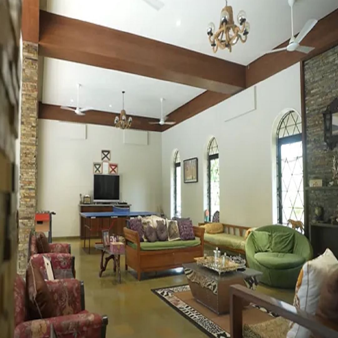  फर्निचर :रवीनाने सांगितले की, तिच्या घरात लाकडाचे असलेले सर्व फर्निचर पुन्हा डिझाइन करून तयार करण्यात आलेले आहे. झाडे वाचवण्यासाठी ती वर्षानुवर्षे जुने फर्निचर वापरत आहे.