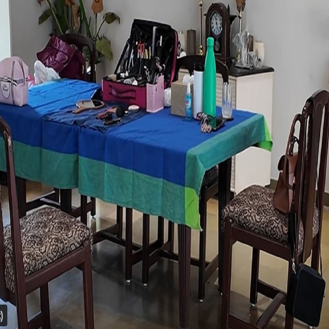 डायनिंग एरिआ : रवीना टंडनच्या घरातील हे डायनिंग टेबल सुमारे 60 वर्षे जुने आहे. अभिनेत्रीने सांगितले की हे टेबल तिचे पती अनिल थडानी यांच्या आजी-आजोबांचे आहे.