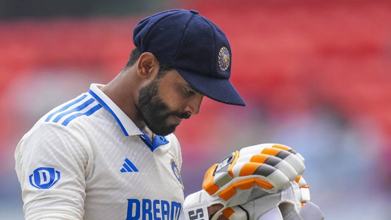 रवींद्र जडेजा 9 मार्च 2022 ला वेस्ट इंडिजच्या जेसन होल्डरला मागे टाकत कसोटी अष्टपैलू खेळाडूंच्या यादीत पहिल्या क्रमांकावर आला. तेव्हापासून आतापर्यंत 38 महिन्यांचा कालावधी लोटला आहे. रवींद्र जडेजा नंबर वन पोझिशनवर 1152 दिवसांपासून कायम आहे. 