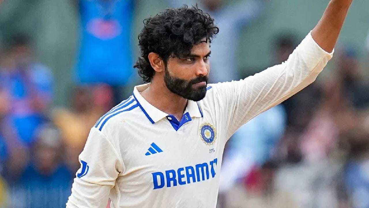 रवींद्र जडेजा यापूर्वी 2017 मध्ये कसोटीत अष्टपैलू खेळाडूंच्या यादीत पहिल्या स्थानावर होता. पण तेव्हा त्याचं स्थान फक्त एका आठवड्यासाठी होतं. मात्र 2022 पासून रवींद्र जडेजा या स्थानावर कायम आहे. (सर्व फोटो - पीटीआय)
