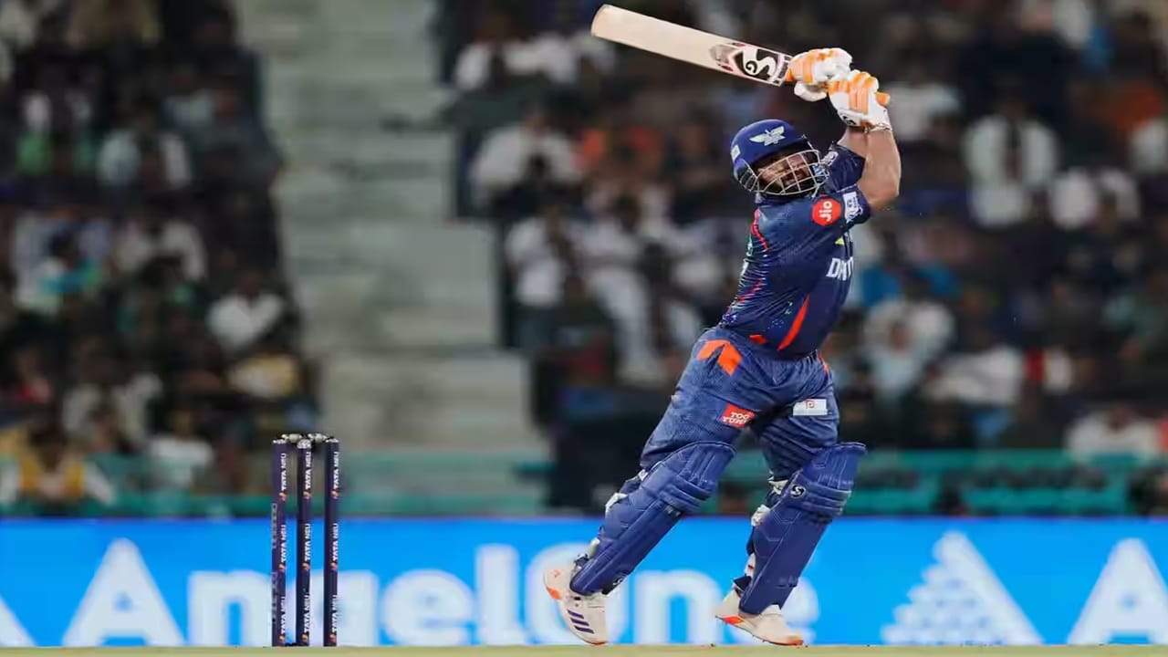 ऋषभने शतकी खेळीतील 100 पैकी 76 धावा या चौकार आणि षटकारांच्या मदतीने केल्या. पंतच्या या खेळीत 6 सिक्स आणि 10 चौकारांचा समावेश होता. (Photo Credit : IPL/Bcci)