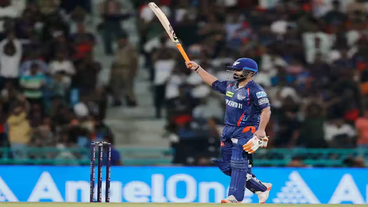 ऋषभ पंत याने 54 चेंडूत 116.67 च्या स्ट्राईक रेटने शतक पूर्ण केलं.पंतने या शतकी खेळीत 6 बॉलमध्ये 6 सिक्स लगावले. (Photo Credit : IPL/Bcci)