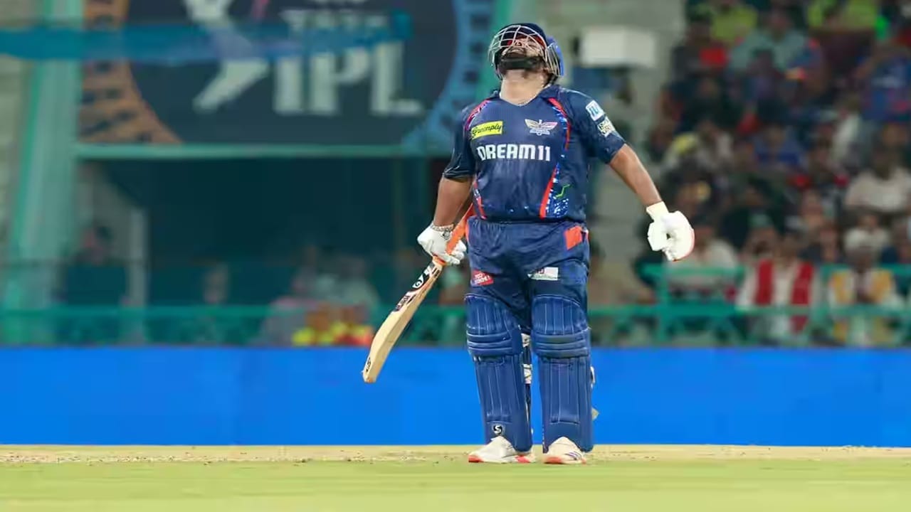 पंतने आरसीबी विरुद्ध नाबाद 118 धावांची खेळी केली.  पंतने  11 फोर आणि 8 सिक्सच्या मदतीने 193.44 च्या स्ट्राईक रेटने ही खेळी केली. (Photo Credit : IPL/Bcci)