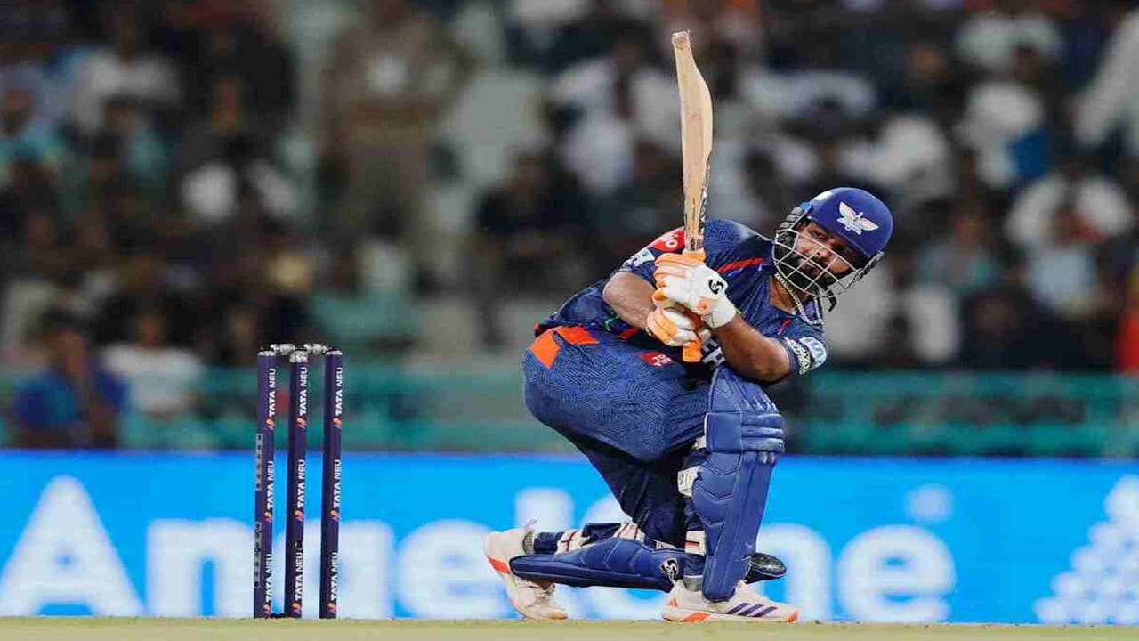 लखनौ सुपर जायंट्सचा कर्णधार  ऋषभ पंत याने एकाना स्टेडियममध्ये रॉयल चॅलेंजर्स बंगळुरु विरुद्ध 70 व्या सामन्यात  शतक झळकावलं. पंतने शतकासह अनेक हिशोब क्लिअर केले. (Photo Credit : IPL/Bcci)