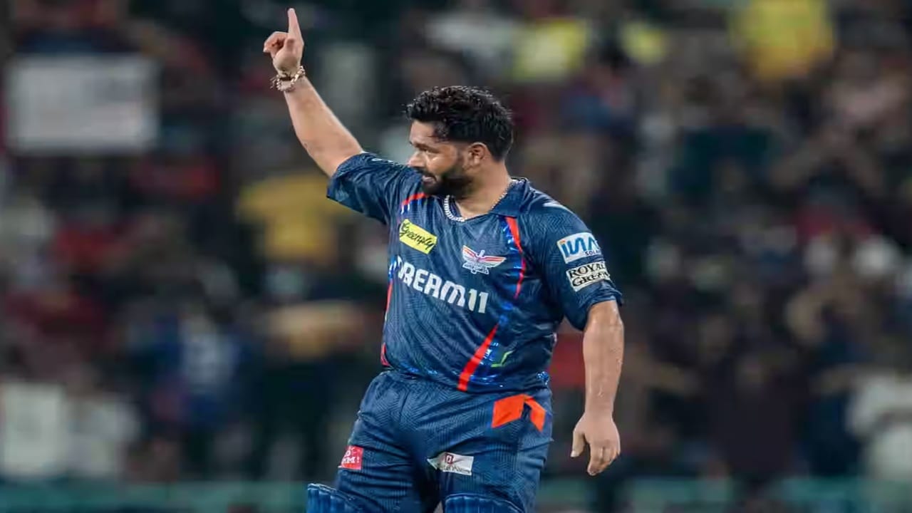 दरम्यान ऋषभ पंतच्या आयपीएल कारकीर्दीतील हे दुसरं  शतक ठरलं. पंतने अशाप्रकारे या हंगामातील एकूण 14 सामन्यांमध्ये 24.45 च्या सरासरीने आणि 133.17 या स्ट्राईक रेटने एकूण 269 धावा केल्या.  पंतने या दरम्यान 16 सिक्स आणि 23 फोर लगावले. (Photo Credit : IPL/Bcci) 