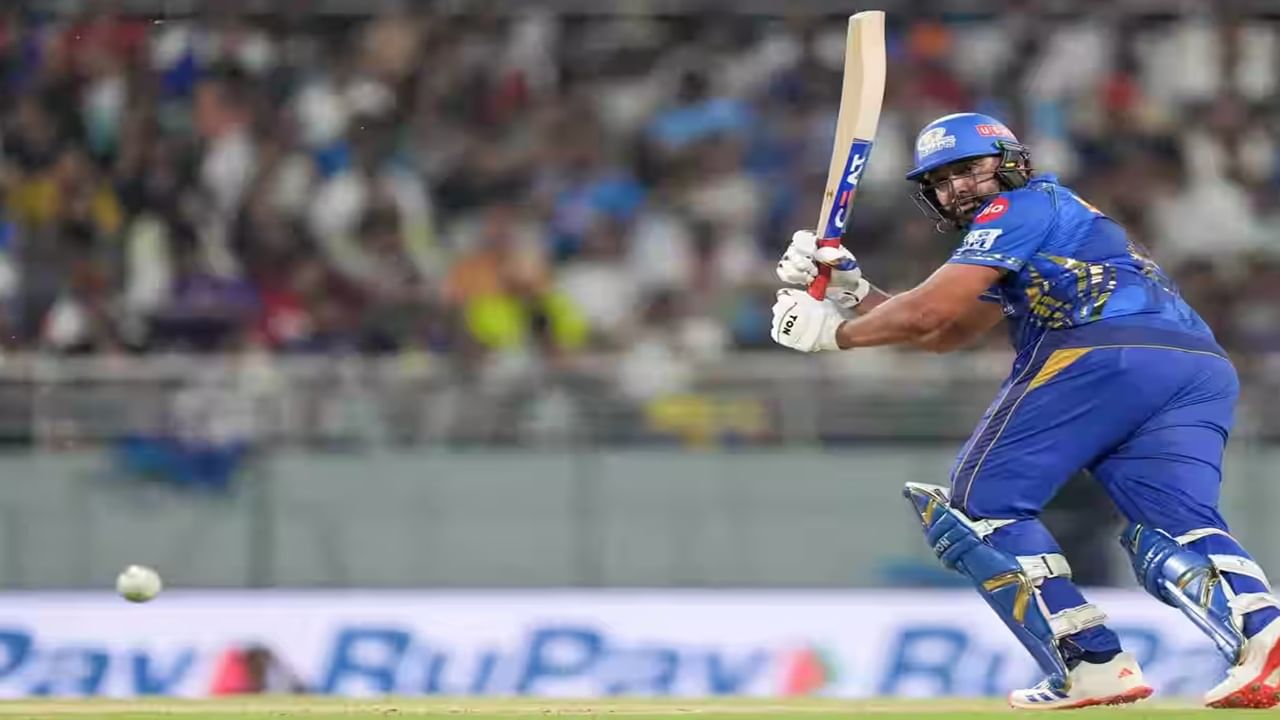 रोहितला षटकारांचं त्रिशतक पूर्ण करण्यासाठी 2 मोठ्या फटक्यांची गरज होती. रोहितने साई किशोर याच्या बॉलिंगवर सहाव्या ओव्हरमधील तिसऱ्या बॉलवर सिक्स ठोकला. त्यानंतर रोहितने नवव्या ओव्हरमधील चौथ्या बॉलवर राशिद खानला सिक्स ठोकला. रोहितने यासह 300 सिक्स पूर्ण केले.  (Photo Credit : IPL/Bcci)