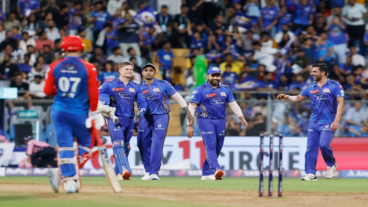 मुंबई इंडियन्सचे 13 सामन्यात 16 गुण आहेत. आता एका सामन्यात विजय मिळवला तर 18 गुण होतील. पण आरसीबीच्या जय-पराजयावर अवलंबून राहावं लागेल. आरसीबीचा दोन्ही सामन्यात पराभव झाला तरच संधी मिळेल. मुंबईचा साखळी फेरीतील शेवटचा सामना पंजाबविरुद्ध होणार आहे. (Photo Credit : @IPL X Account)
