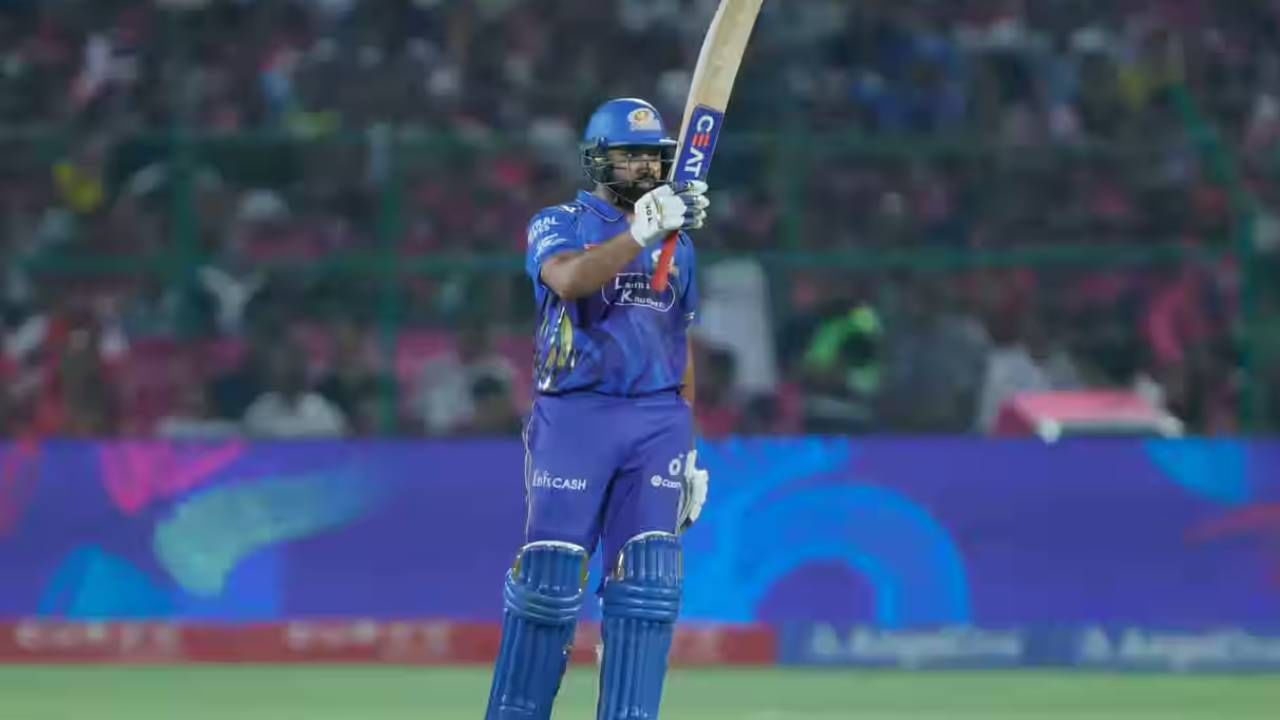 मुंबई इंडियन्सचा माजी कर्णधार रोहित शर्माने गुजरात टायटन्सविरुद्धच्या एलिमिनेटर सामन्यात 81 धावांची खेळी केली. यासह त्याने आपल्या नावावर एक खास विक्रम रचला आहे. त्याच्या आक्रमक खेळीमुळे मुंबई इंडियन्सला 228 धावांपर्यंत मजल मारता आली. (Photo- IPL/BCCI)