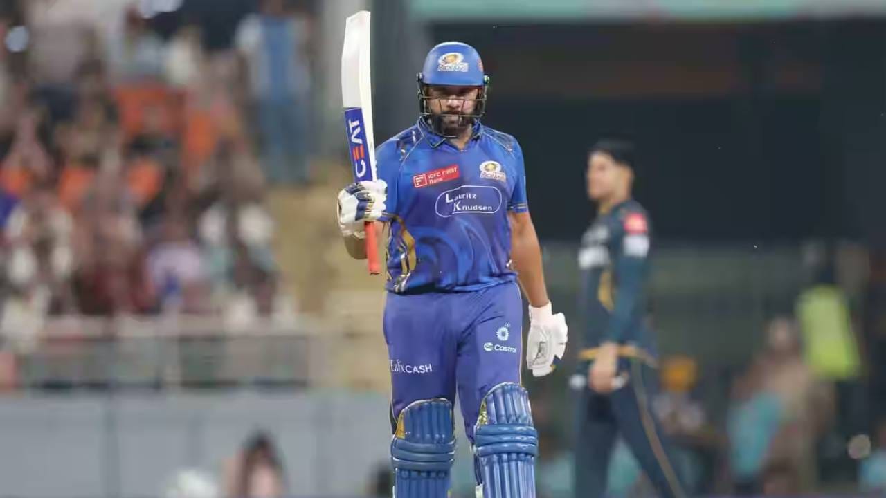 या सामन्यात रोहित शर्माने 4 षटकार मारत इतिहास रचला. रोहित शर्मा आयपीएलमध्ये 300 षटकार मारणारा पहिला भारतीय फलंदाज ठरला आहे. (Photo- IPL/BCCI)