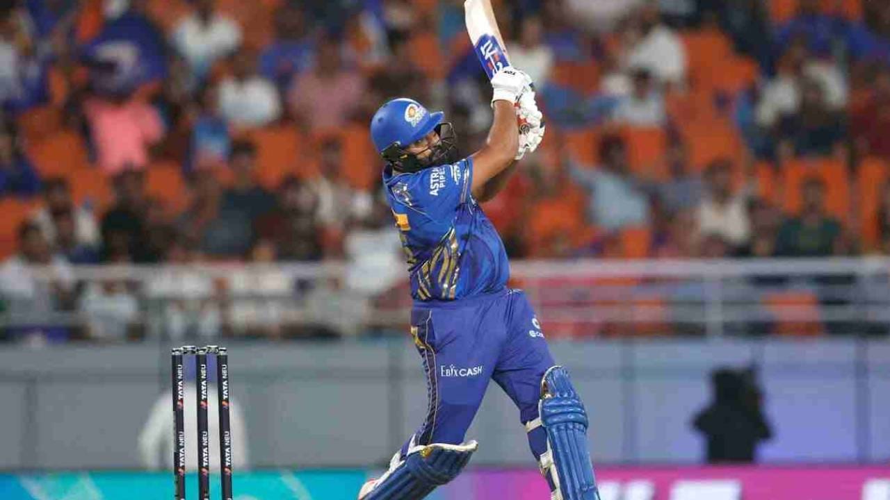 रोहित शर्माने दहाव्या षटकाच्या पहिल्या चेंडूवर चौकार मारून अर्धशतक पूर्ण केलं. त्याने आयपीएलमधील 47वं अर्धशतक ठोकलं आहे. रोहित शर्माने गुजरात टायटन्सविरुद्ध फक्त 28 चेंडूत 50 धावा पूर्ण केल्या. त्याच्या या खेळीमुळे मुंबई इंडियन्स चांगल्या स्थितीत पोहोचली आहे. (Photo- IPL/BCCI)