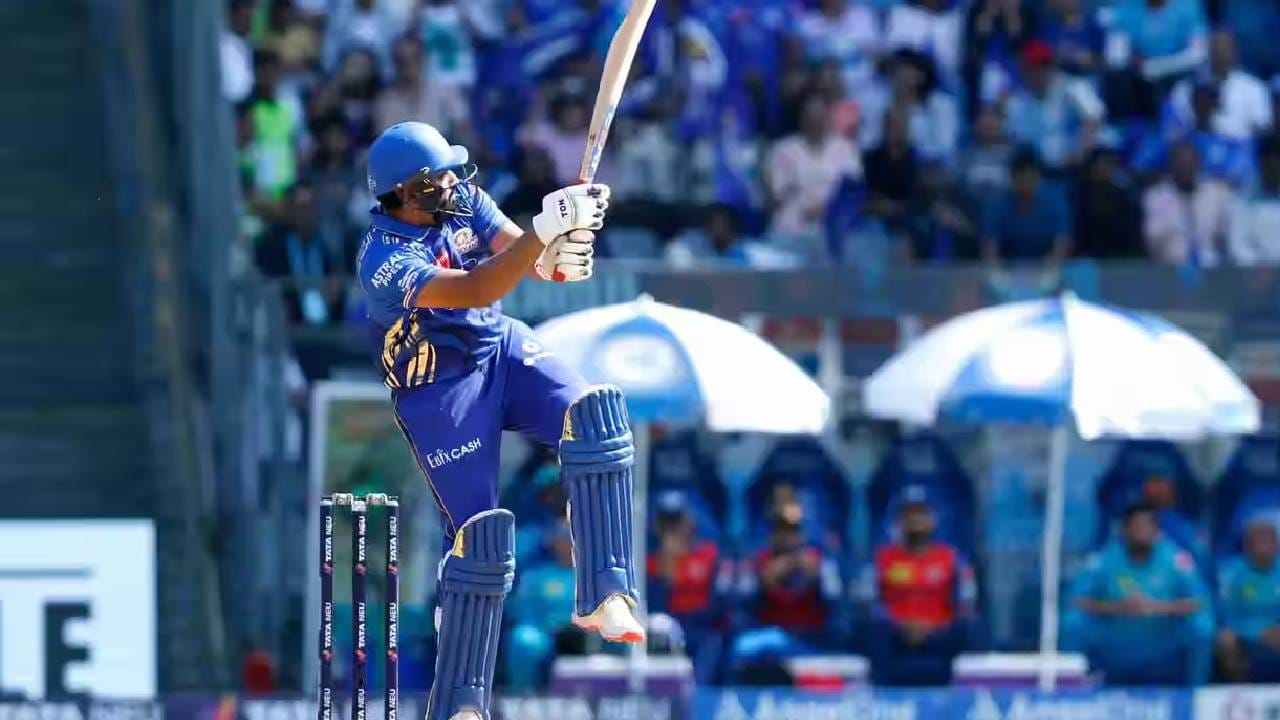 रोहित शर्माने आयपीएलमध्ये 300 षटकार पूर्ण केले आणि ही कामगिरी करणारा तो पहिला भारतीय खेळाडू ठरला. ख्रिस गेलने आयपीएलमध्ये 357 षटकार मारले आहेत. तर भारतीय दिग्गज विराट कोहली 291 षटकारांसह तिसऱ्या स्थानावर आहे. (Photo- IPL/BCCI)