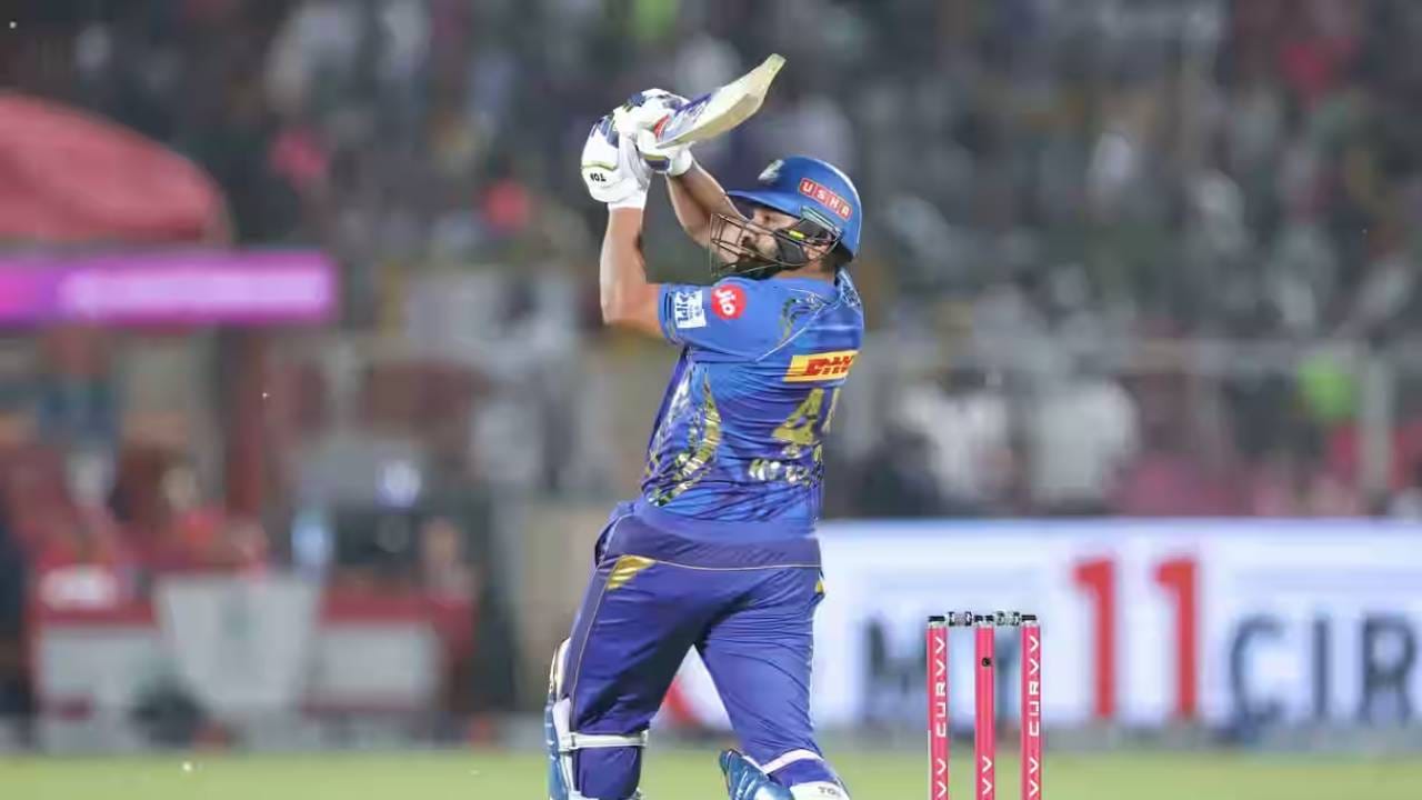 आयपीएल प्लेऑफमध्ये रोहित शर्माने एवढी मोठी खेळी खेळण्याची ही पहिलीच वेळ आहे. 81 धावा ही त्याची प्लेऑफमधील सर्वोच्च खेळी आहे. प्लेऑफमधील मुंबई इंडियन्ससाठी ही सर्वोत्तम खेळी आहे. यापूर्वी, हा विक्रम सूर्यकुमार यादवच्या नावावर होता. त्याने 2019 मध्ये चेन्नईविरुद्ध नाबाद ७१ धावा केल्या होत्या. (Photo- IPL/BCCI)