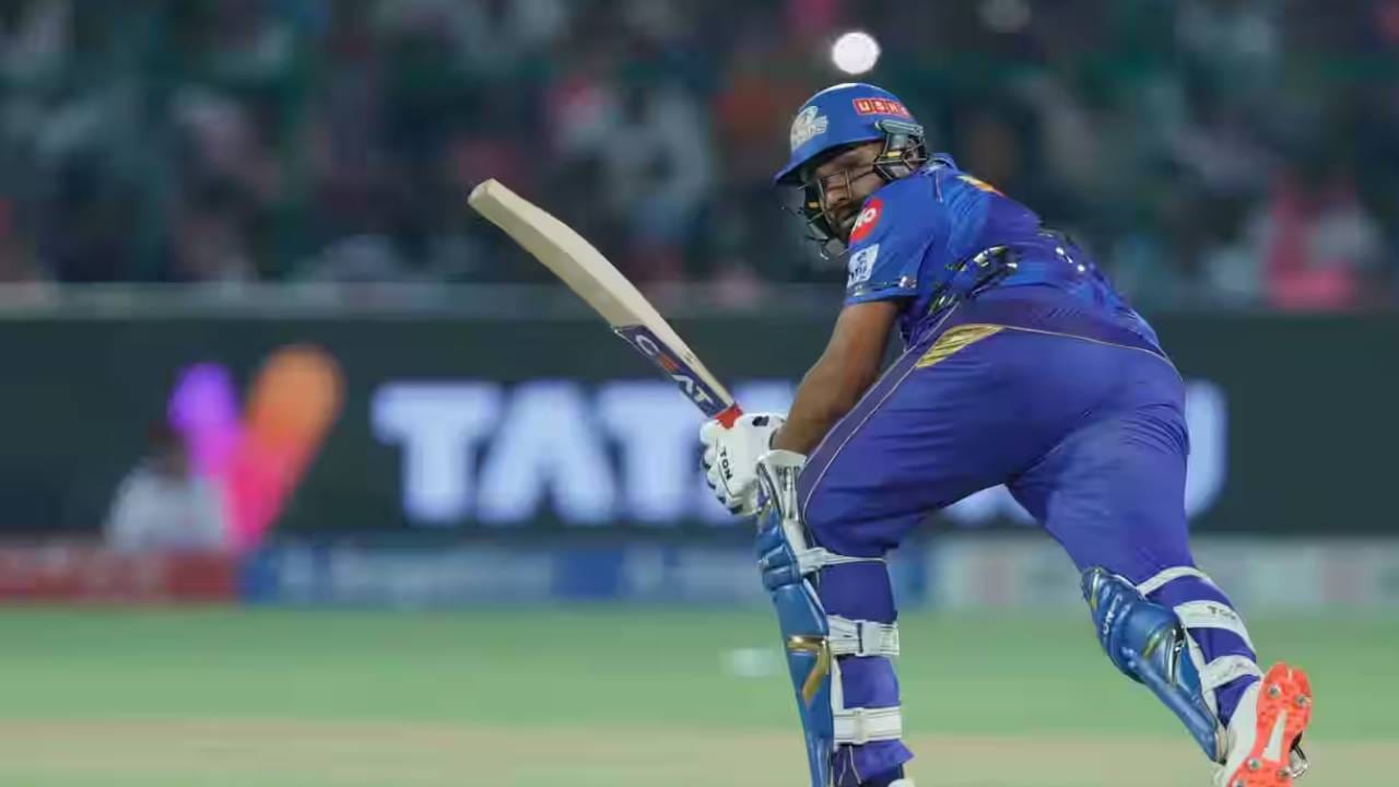 गुजरात टायटन्सविरुद्धच्या सामन्यात रोहित शर्माने 4 षटकार आणि 9 चौकार मारले. यासह रोहित शर्माने या हंगामात चौथ्यांदा 50 पेक्षा जास्त धावा केल्या. (Photo- IPL/BCCI)