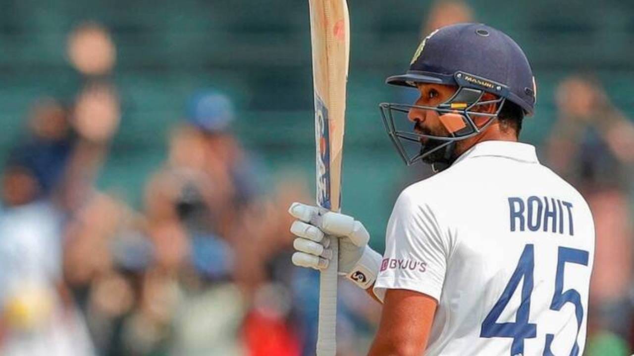  रोहित शर्मा 45  क्रमांकाची जर्सी आणि विराट कोहली 18 क्रमांकाची जर्सी घालतो. आता प्रश्न असा आहे की या दोन्ही खेळाडूंच्या जर्सी देखील निवृत्त होतील का? यापूर्वी सचिन तेंडुलकर आणि महेंद्रसिंग धोनी यांच्यासोबत असं घडलं आहे. (फोटो- पीटीआय)