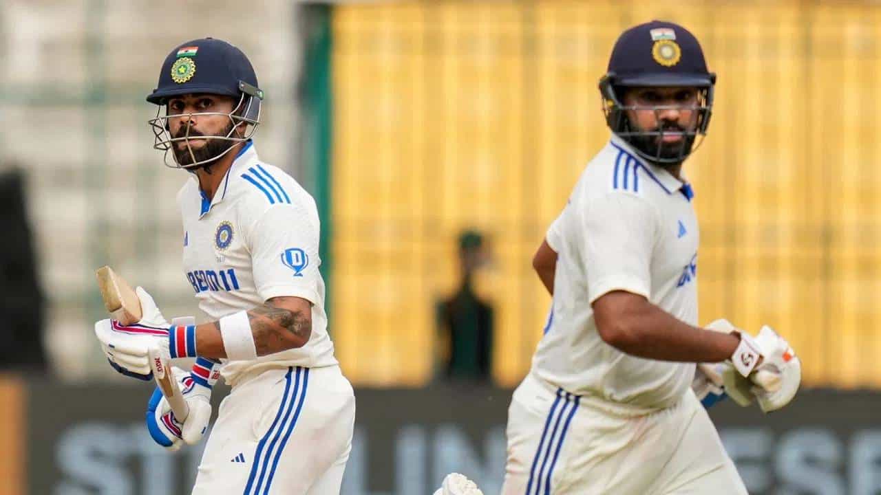 रोहित शर्मा आणि विराट कोहली यांनी आपल्या कामगिरीने क्रिकेटविश्वात नावलौकिक मिळवला आहे. पण आता दोघंही टी20 आणि कसोटी क्रिकेटमध्ये दिसणार नाहीत. कारण या दोघांनी या दोन्ही फॉरमेटमधून निवृत्ती जाहीर केली आहे. त्यामुळे या दोन्ही फॉर्मेटमध्ये 45 आणि 18 क्रमांची जर्सी दिसणार नाही. (फोटो- पीटीआय)