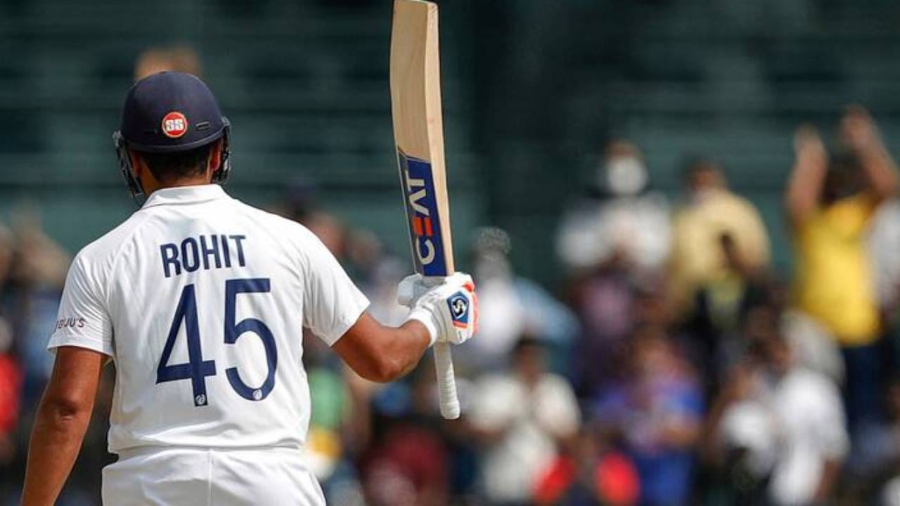 वनडे फॉरमॅटमध्ये दोन्ही खेळाडू त्याच क्रमांकाची जर्सी घालतात. अशा परिस्थितीत या क्रमांकाची जर्सी आत्ताच निवृत्त करता येणार नाही. पण टी20 आणि कसोटीबाबत काय निर्णय घ्यायचा हे फक्त बीसीसीआयच ठरवू शकते. (फोटो- पीटीआय)