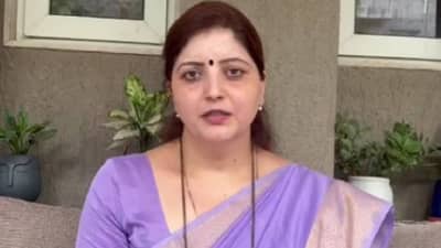 अशा बाईला पदावरून दूर करा, रुपाली चाकणकरांविरोधात महाविकास आघाडीच्या दोन महिला नेत्या एकवटल्या; मोठ्या घडामोडी घडणार?