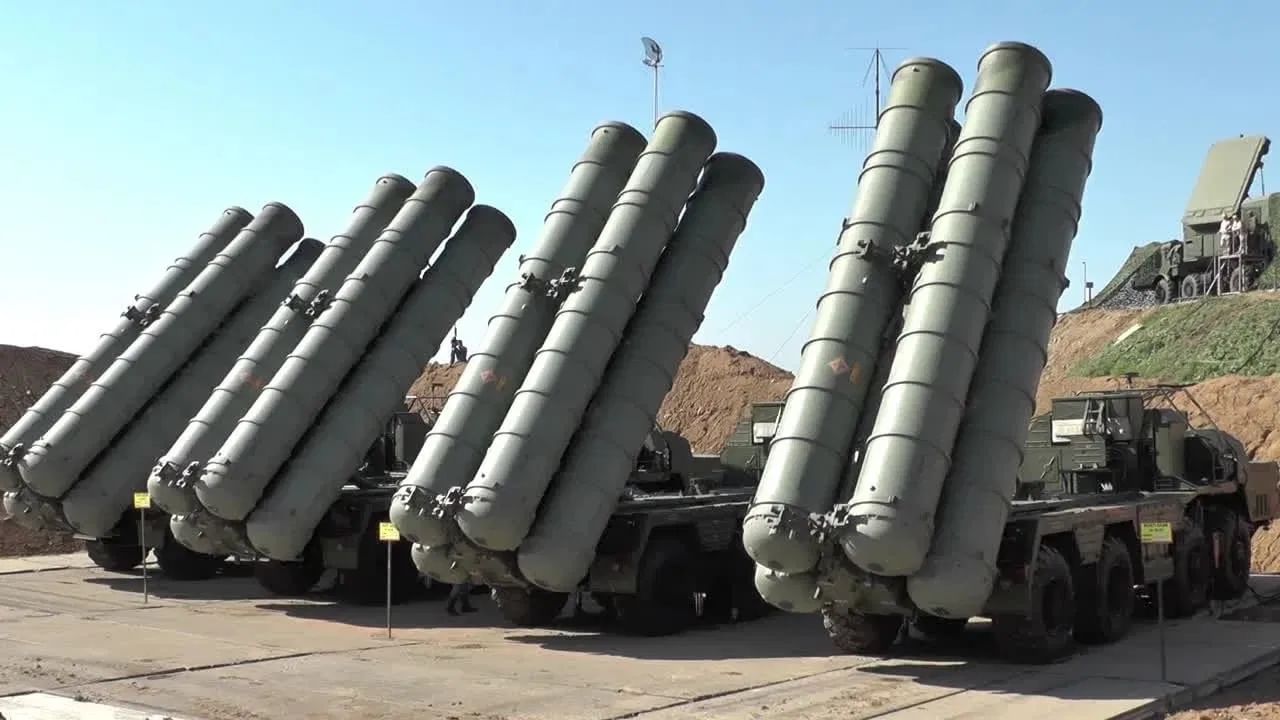 जर शत्रूच्या हवाई हल्ला करण्याचा प्रयत्न केला तर S-400 सुदर्शन फक्त पाच मिनिटांत तयार होऊ शकते. या प्रणालीमुळे भारताच्या हवाई सुरक्षेला मोठे बळ मिळाले आहे.