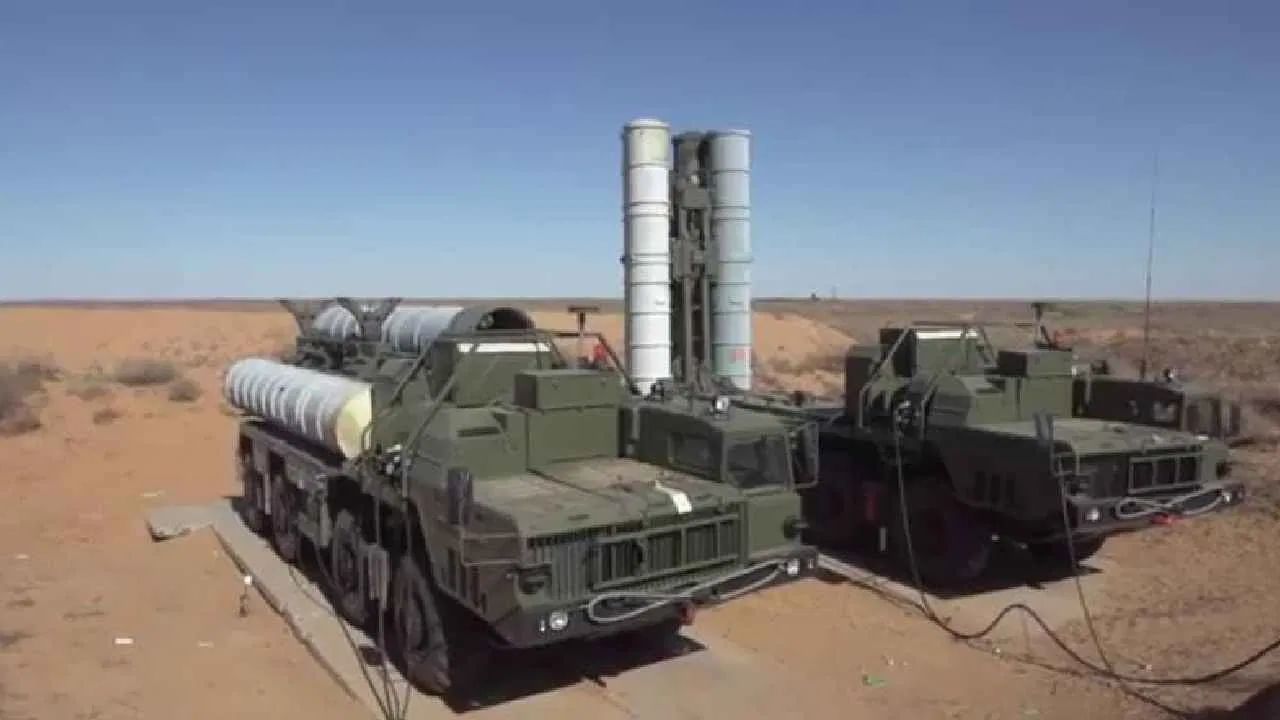 S-400 सुदर्शन ही एक लांब पल्ल्याची हवाई संरक्षण प्रणाली असून जी विमाने, ड्रोन आणि बॅलिस्टिक क्षेपणास्त्रांसारख्या धोक्यांना ४०० किलोमीटर दूरवरून ओळखते. त्यात यांना नष्ट करण्याची देखील क्षमता आहे.