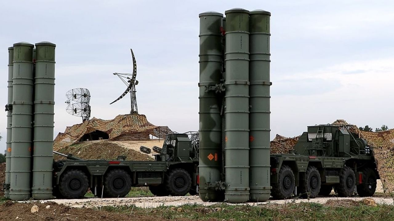 भारतात पहिले S-400 सुदर्शन हे डिसेंबर २०२१ मध्ये भारतात आले होते. ते पश्चिम सीमेवर तैनात करण्यात आले. त्यानंतर पुढील दोन वर्षांत दुसरे आणि तिसरे युनिट पश्चिम आणि पूर्व सीमेवर तैनात करण्यात आले.