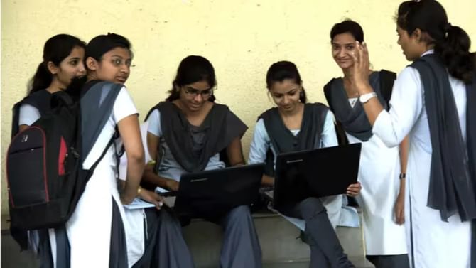 दहावीत लातूर पॅटर्न चालला? सर्वाधिक 113 विद्यार्थ्यांना 100 टक्के गुण दहावीत लातूर पॅटर्न चालला? सर्वाधिक 113 विद्यार्थ्यांना 100 टक्के गुण