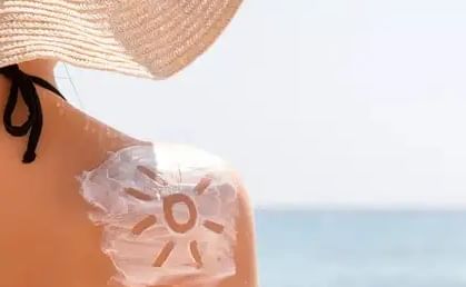 skincare tips : उन्हाळ्यात चमकदार त्वचेसाठी सनस्क्रीन वापरण्याची योग्य पद्धत जाणून घ्या.... skincare tips : उन्हाळ्यात चमकदार त्वचेसाठी सनस्क्रीन वापरण्याची योग्य पद्धत जाणून घ्या....