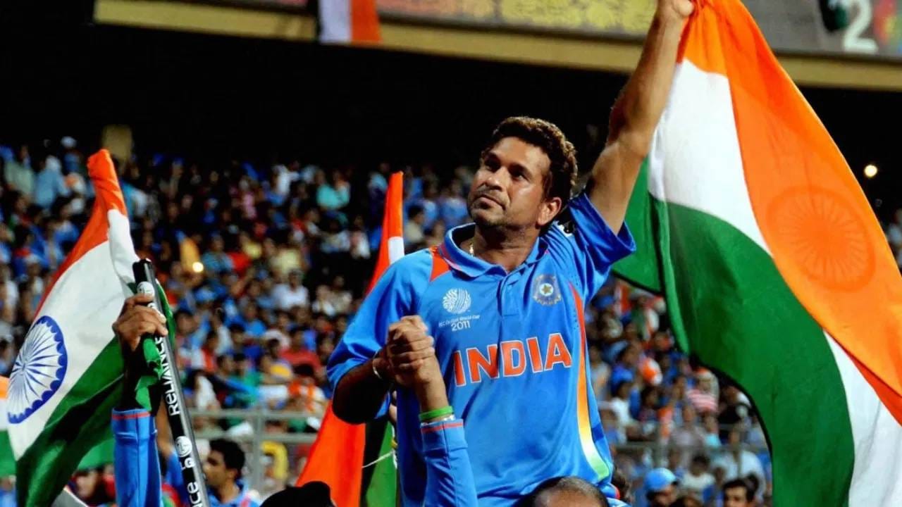 बीसीसीआयने सचिन तेंडुलकर आणि महेंद्रसिंग धोनी यांच्या जर्सी निवृत्त केल्या आहेत. सचिन तेंडुलकरची जर्सी क्रमांक 10 ही 2017 मध्ये निवृत्त झाली होती. 2020 मध्ये महेंद्रसिंग धोनीने आंतरराष्ट्रीय क्रिकेटमधून निवृत्ती घेतली. यानंतर बीसीसीआयने 7 क्रमांकाची जर्सी देखील निवृत्त केली. (फोटो- पीटीआय)