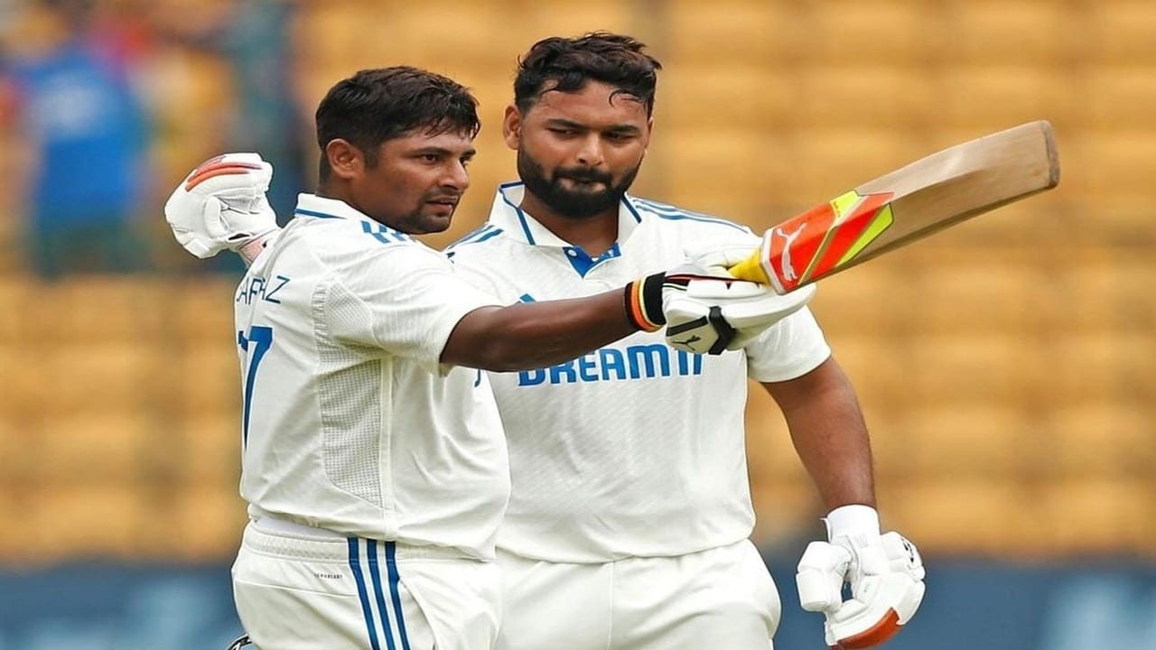 सर्फराज खान याने कसोटी पदार्पणात आपली छाप सोडली. सर्फराजने आतापर्यंत 11 डावांमध्ये 4 वेळा 50 पेक्षा अधिक धावा केल्या आहेत. सर्फराजने न्यूझीलंड विरुद्ध 150 धावा केल्या. सर्फराजने फर्स्ट क्लास क्रिकेटमध्ये 65.91 अशा अप्रतिम सरासरीने धावा केल्या आहेत. (Photo Credit : Sarfaraz Khan X Account)