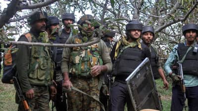 जम्मू काश्मीरमध्ये सुरक्षा दल आणि दहशतवाद्यांमध्ये चकमक, 3 जण ठार