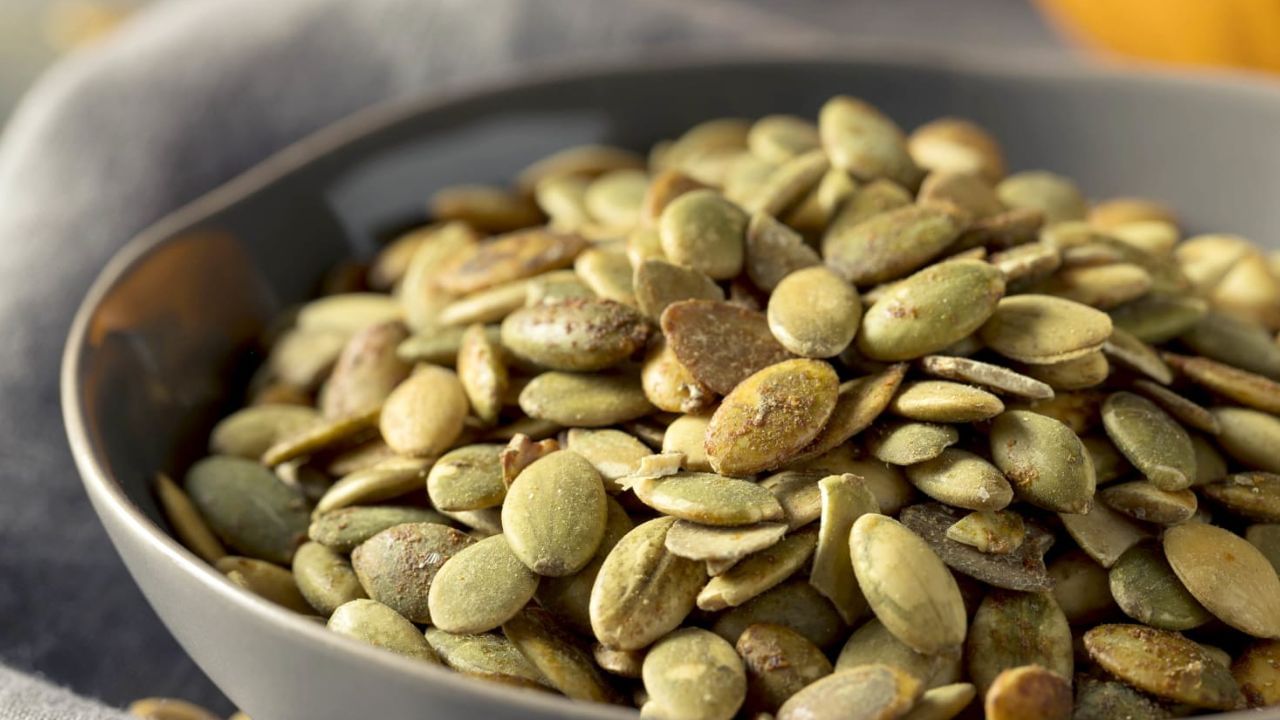भोपळ्याच्या बिया फेकून देण्याची चूक करू नका, लांब रेशमी अन् चमकदार केसांसाठी फायदेशीर भोपळ्याच्या बिया फेकून देण्याची चूक करू नका, लांब रेशमी अन् चमकदार केसांसाठी फायदेशीर