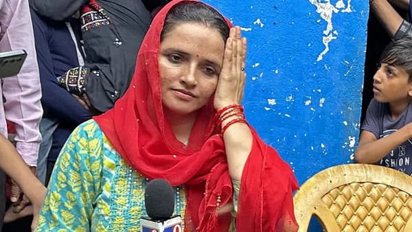 सीमा हैदरच्या घरावर अज्ञात व्यक्तीचा हल्ला, आधी गळा दाबला अन् नंतर....