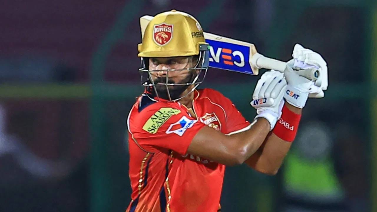 श्रेयस अय्यरच्या नेतृत्वात पंजाब किंग्सने 11 वर्षानंतर प्लेऑफमध्ये स्थान मिळवलं आहे. त्यामुळे  श्रेयस पंजाब किंग्सचं जेतेपदाचं स्वप्न पूर्ण करेल अशी आशा क्रीडाप्रेमींनी व्यक्त केली आहे. दरम्यान श्रेयस अय्यर वेगवेगळ्या फ्रेंचायझीसाठी प्लेऑफमध्ये 9 सामने खेळला आहे. त्याने 42.80 सरासरीने 214 धावा केल्या आहेत. तर चारवेळा नाबाद राहिला आहे. (PC-PTI)